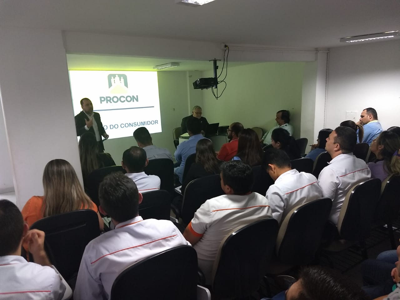 Procon reúne profissionais e donos de farmácias em palestra sobre Direitos do Consumidor