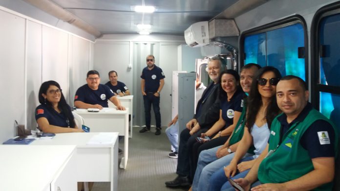 Equipe do Procon esperando para começar os trabalhos