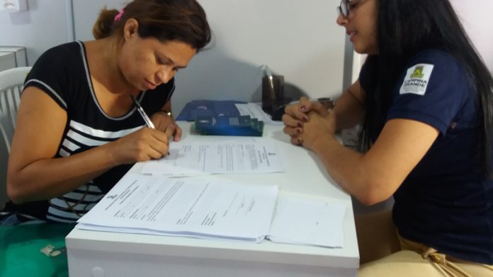Senhora se emocionou com resolução do seu caso