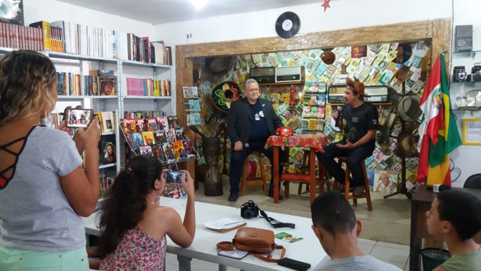 O poeta Aziel Lima entrevista o coordenador do Procon