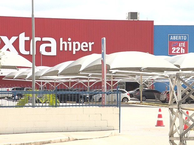 Procon de Campina Grande apreende produtos vencidos no supermercado Extra