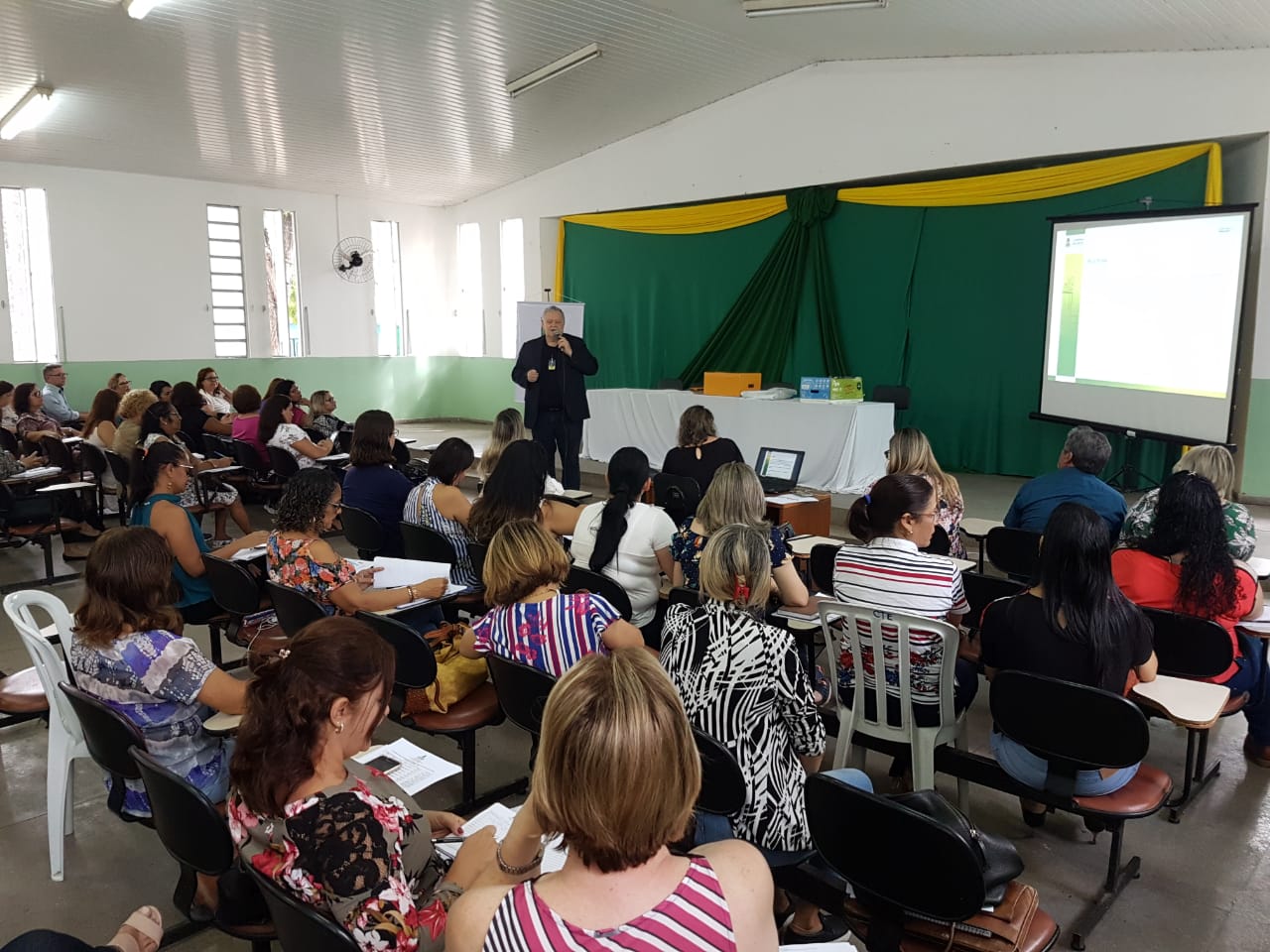 Formação de jovens consumidores conscientes é tema de palestra para professores do município