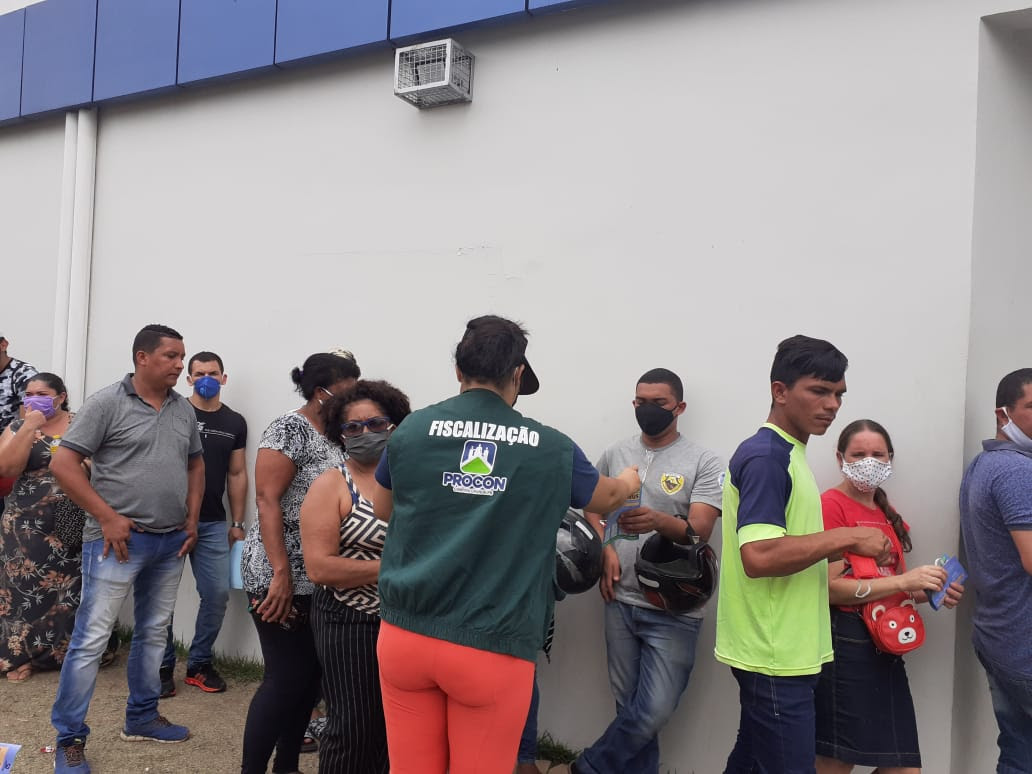 Procon Municipal distribui 10 mil máscaras nas filas da Caixa Econômica de Campina Grande