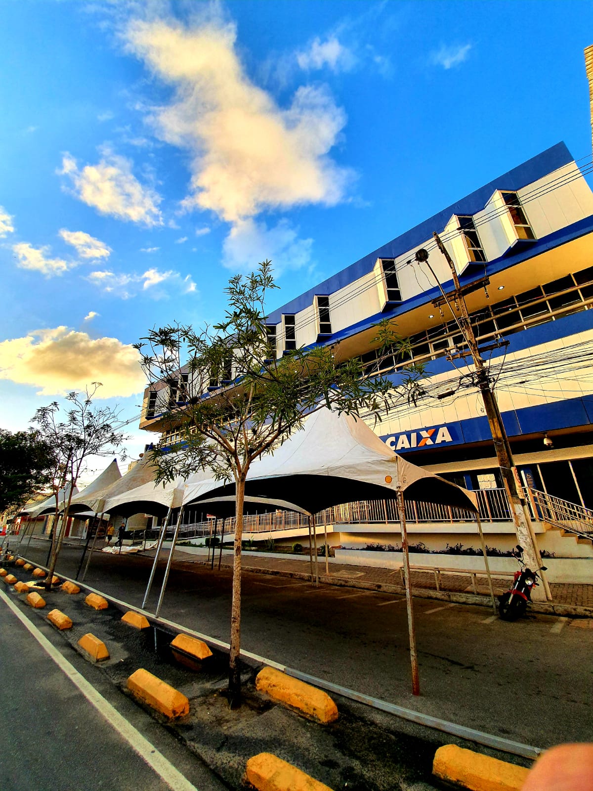 Prefeito de Campina Grande determina a montagem de tendas para evitar filas em frente à agência da Caixa