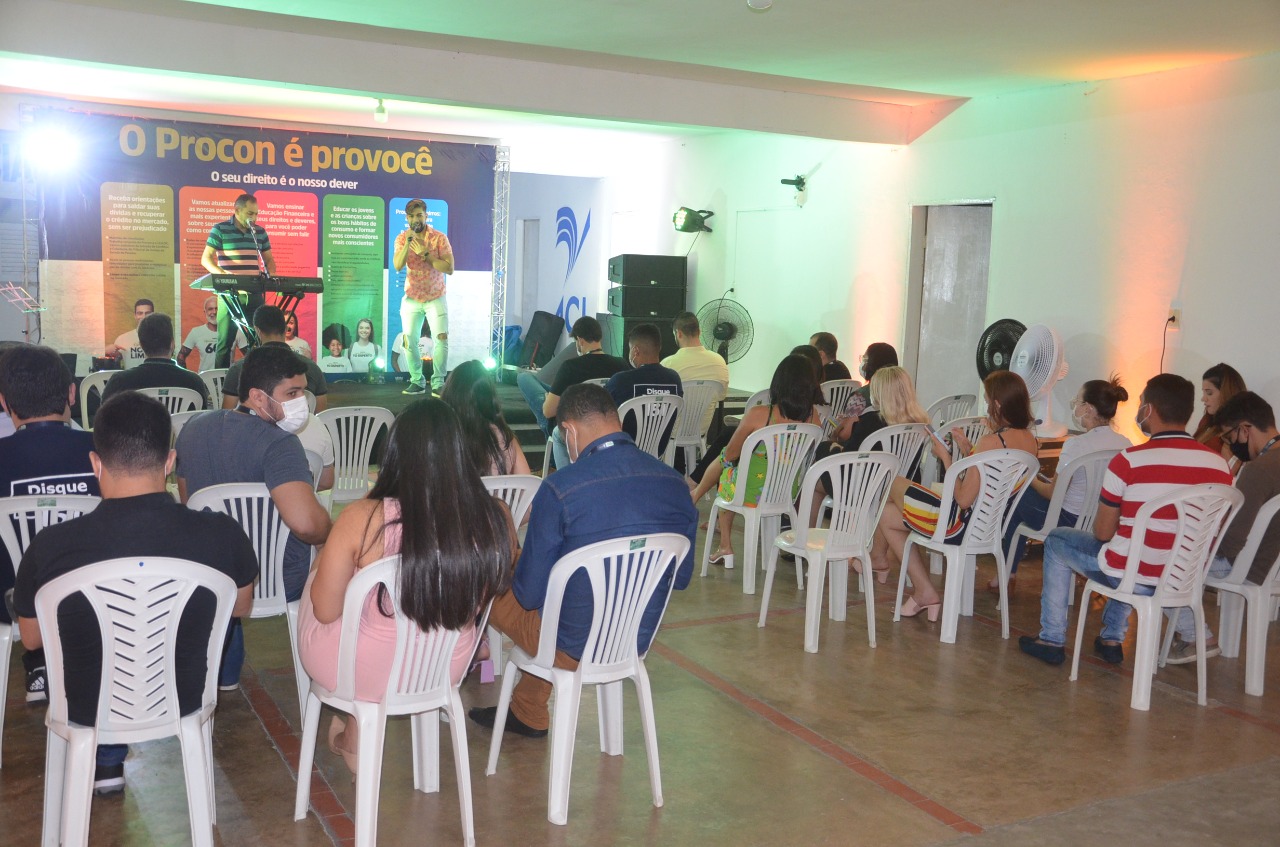 Chalé do Procon-CG encerra programação cultural com Erika Marques e a dupla Boy e Bielzin