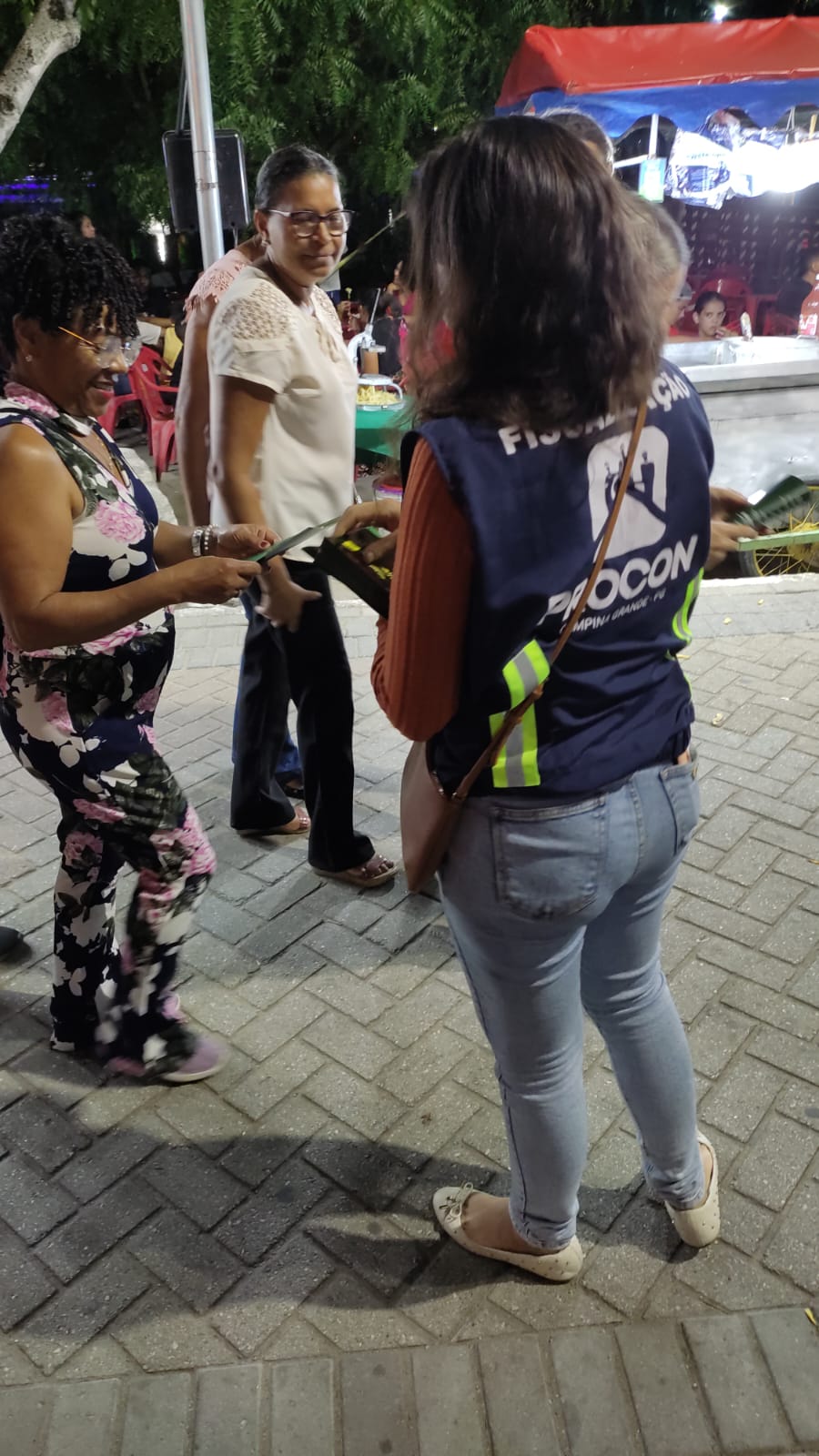 Procon de Campina Grande distribui quase 3 mil publicações educativas durante o Natal Iluminado 2023