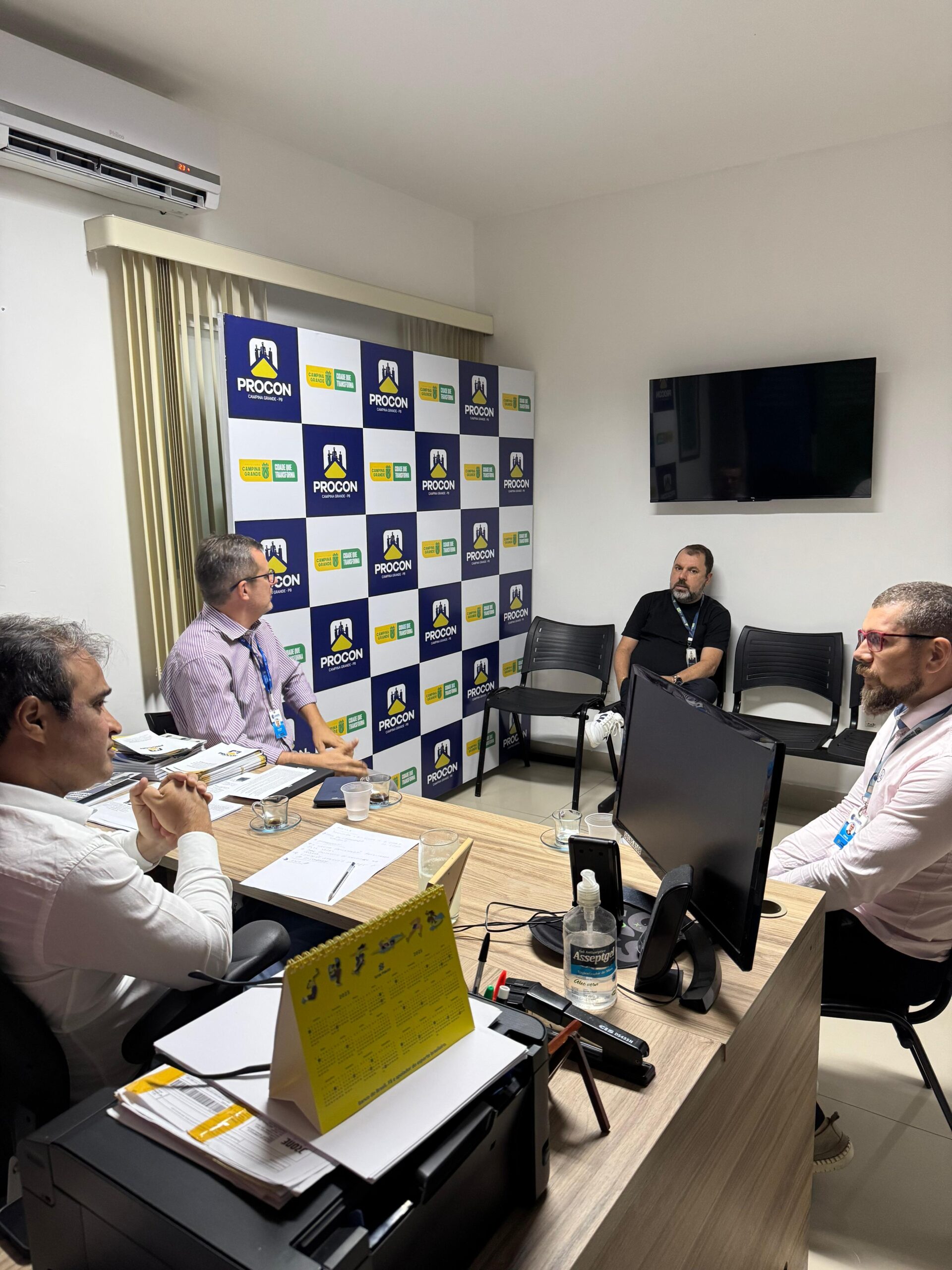 Equipes do Procon de Campina Grande e da Cagepa discutem melhorias para atendimento aos consumidores