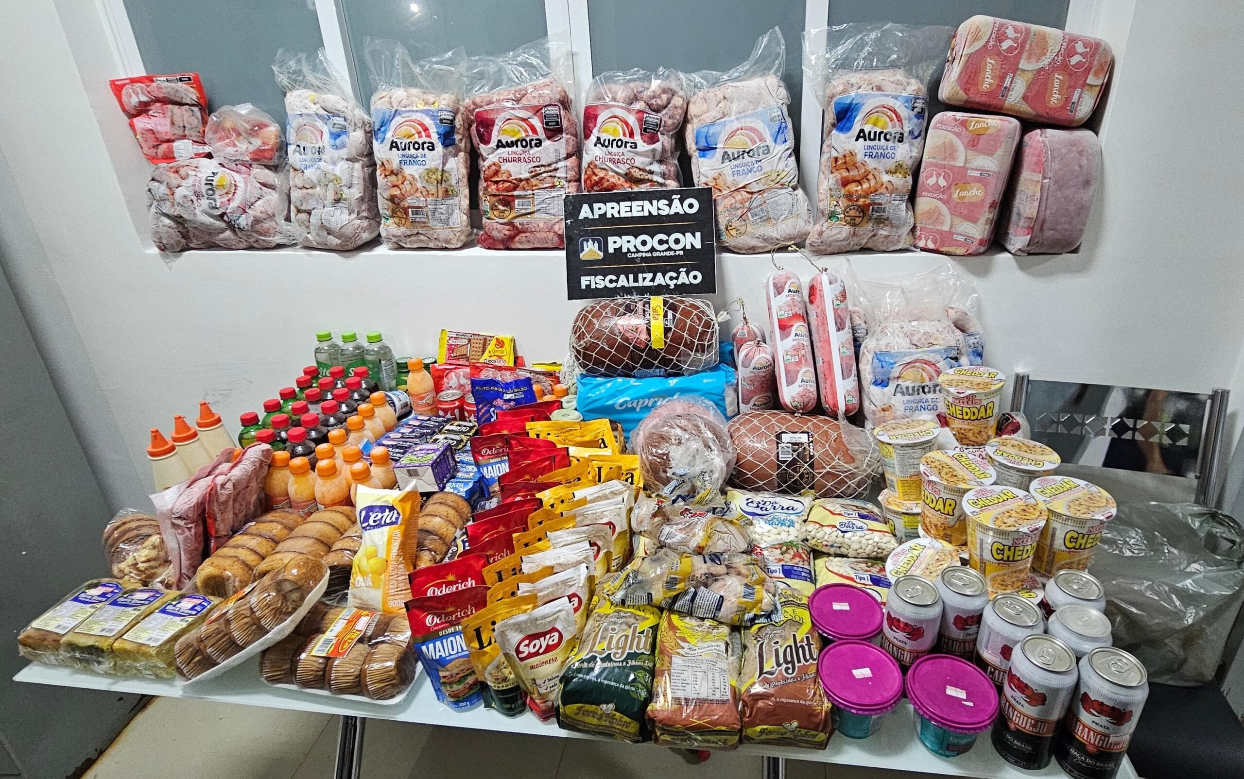 Procon Municipal apreende mais de 120 produtos vencidos durante fiscalização no fim de semana