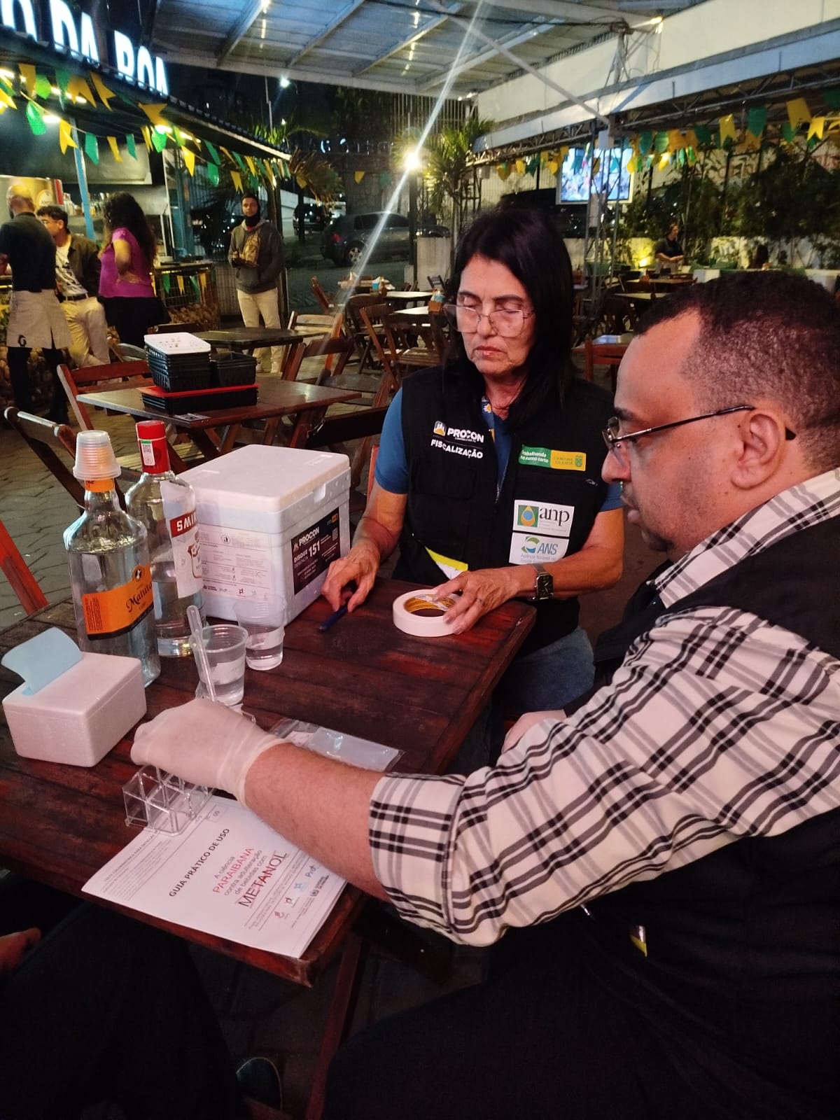 Procon-CG realiza vistorias em bares e restaurantes para avaliar qualidade das bebidas