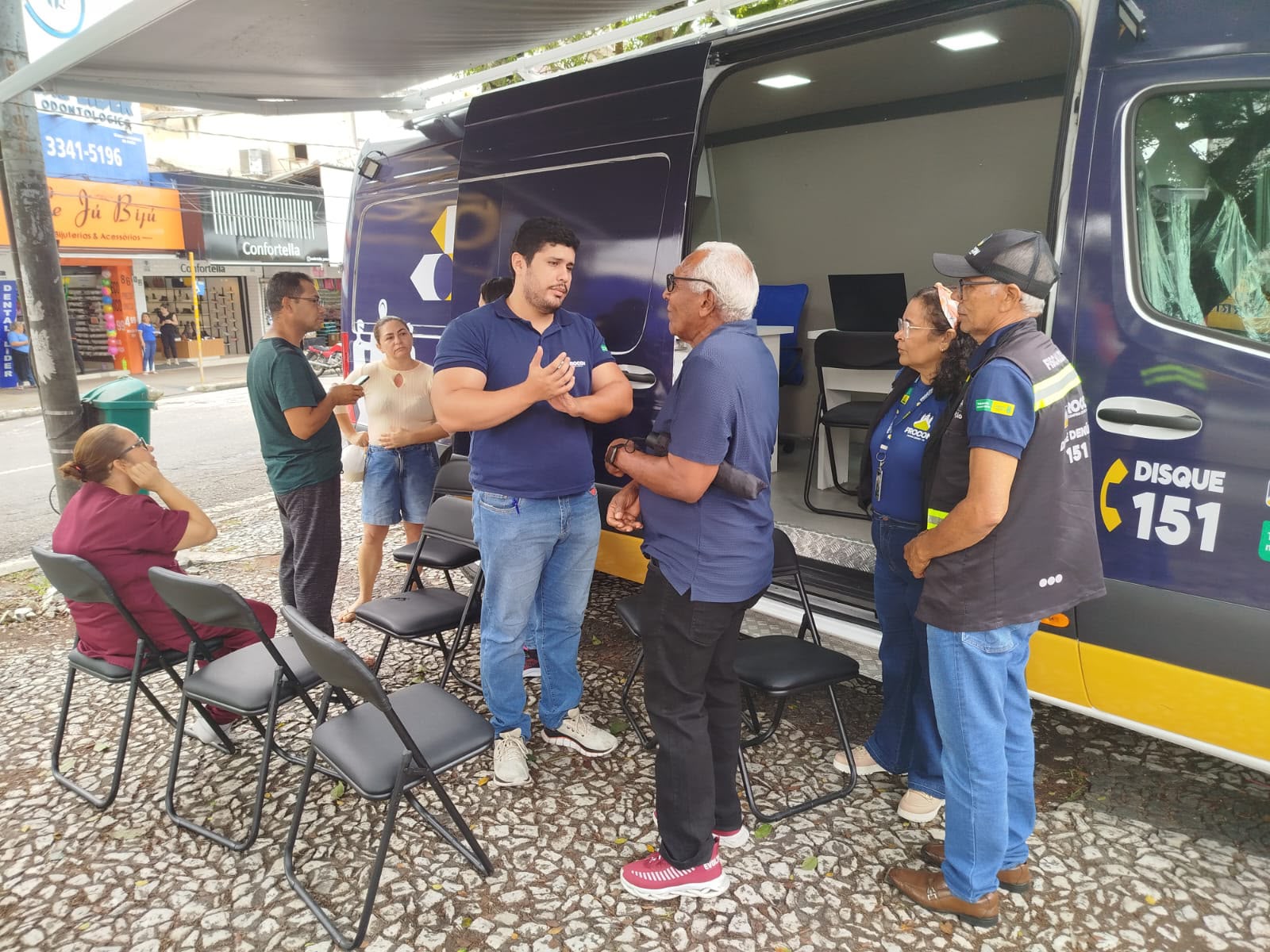 Procon de Campina Grande leva atendimento itinerante à Praça da Bandeira com o Procon móvel
