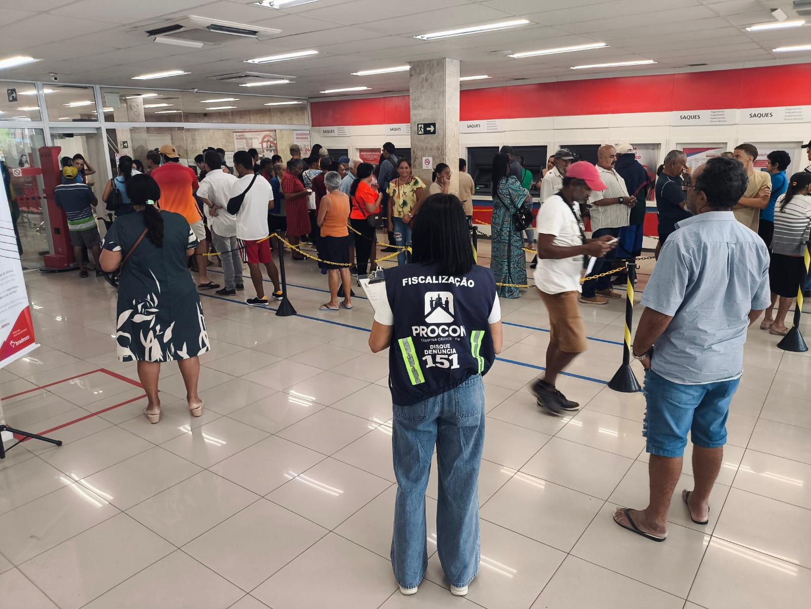 Três agências bancárias são multadas em 400 mil por causa da Lei da Fila, informa Procon de Campina Grande