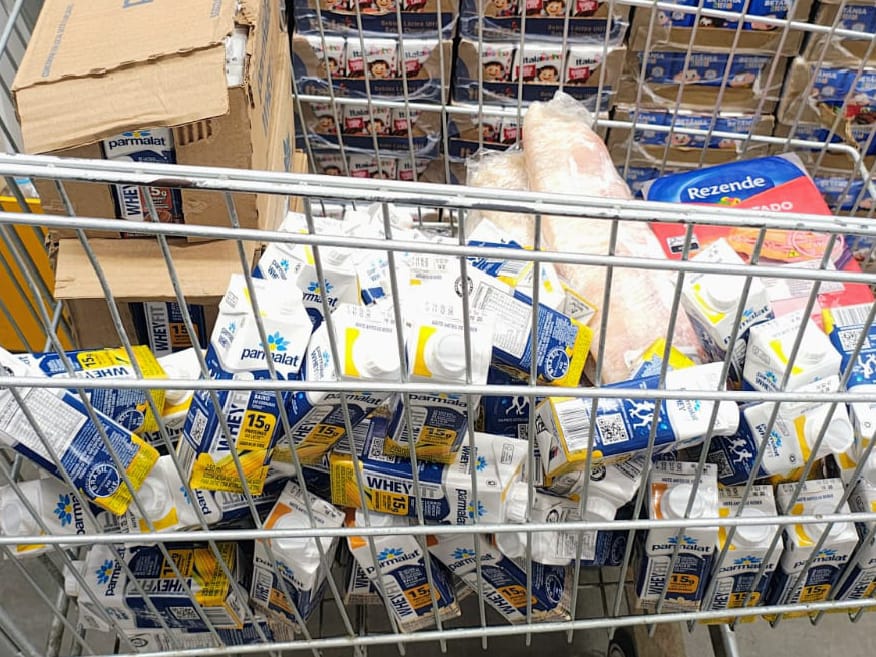Procon apreende 108 produtos vencidos em supermercado, no bairro das Malvinas
